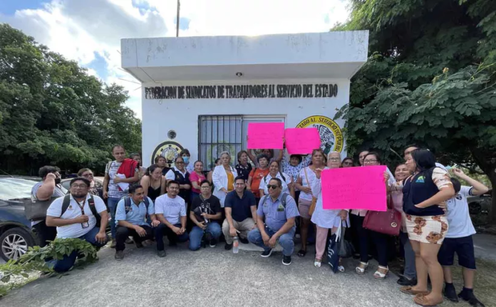 Exigen trabajadores del sistema de salud nuevo sindicato Los médicos quieren una asamblea con el licenciado Barbaciano Sansores Matos.