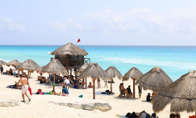 Aumenta por calor 30% de bañistas en playas de Cancún 