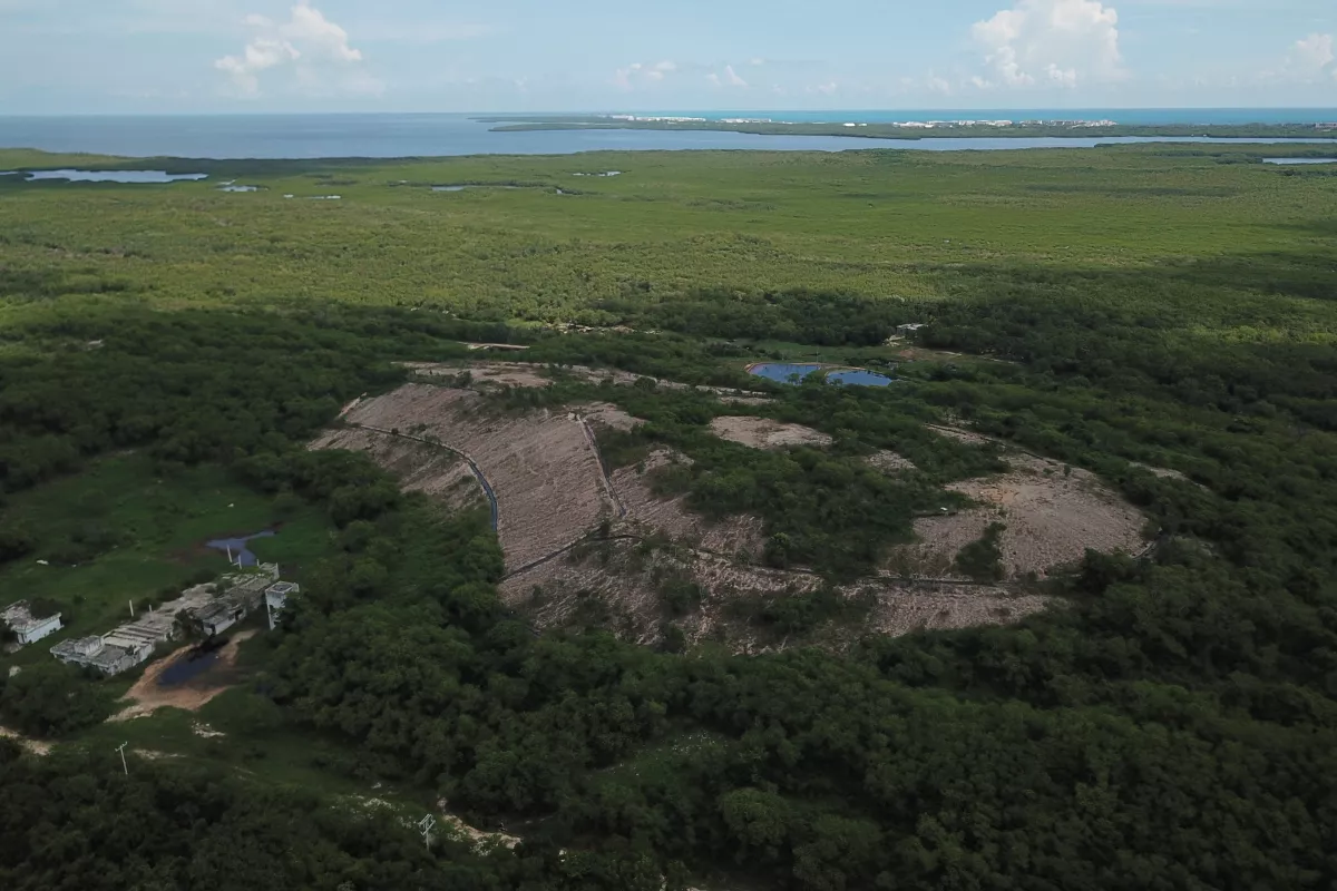 Relleno sanitario contamina la laguna Chacmuchuch en Cancún